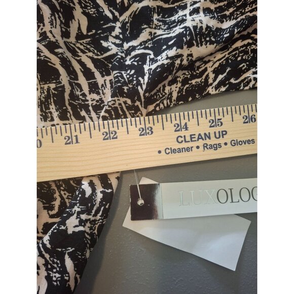 Luxology Womens Romper XL Black White Abstract Short Sleeve V Neck Phoebe Buffay - Picture 8 of 10